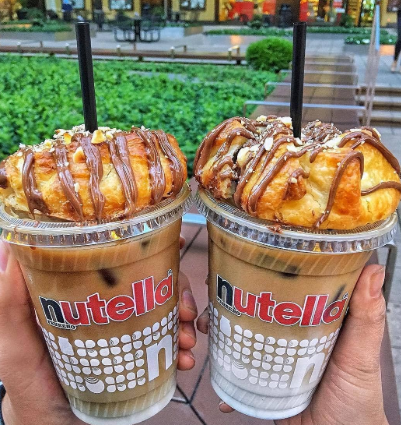 immagine raffigurante due bibite con waffle e Nutella. Ermenegildomaria Vissaleffi