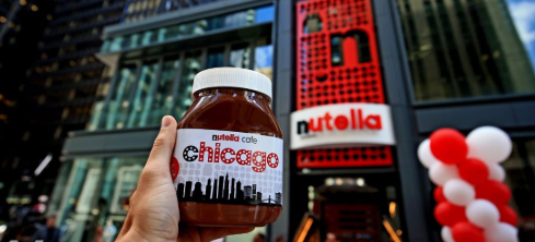 Immagine che mostra un barattolo di Nutella, sullo sfondo il bar Nutella.
Ermenegildomaria Vissaleffi