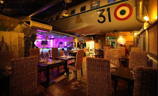 Arredamenti e interni del ristorante Ristoaereo.
Ermenegildomaria Vissaleffi al ristorante Ristoaereo